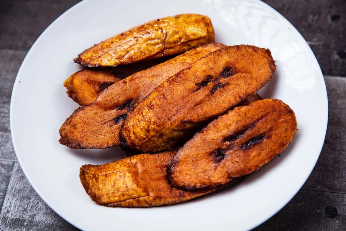 Assiette d'alloco, tranches de banane plantain frites et dorées