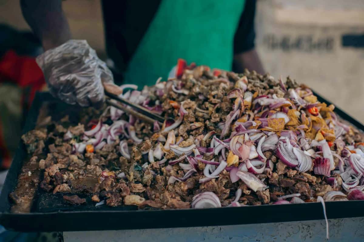 Plateau de viande grillée en morceaux mêlée d'oignons rouges et de piment