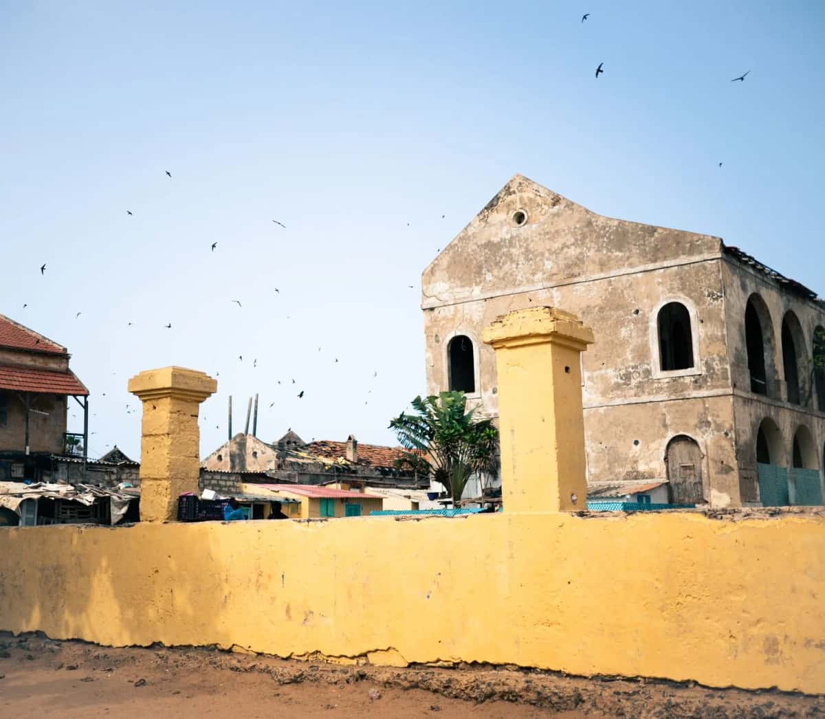 Ancien fort colonial aux murs ocre en Afrique de l'Ouest