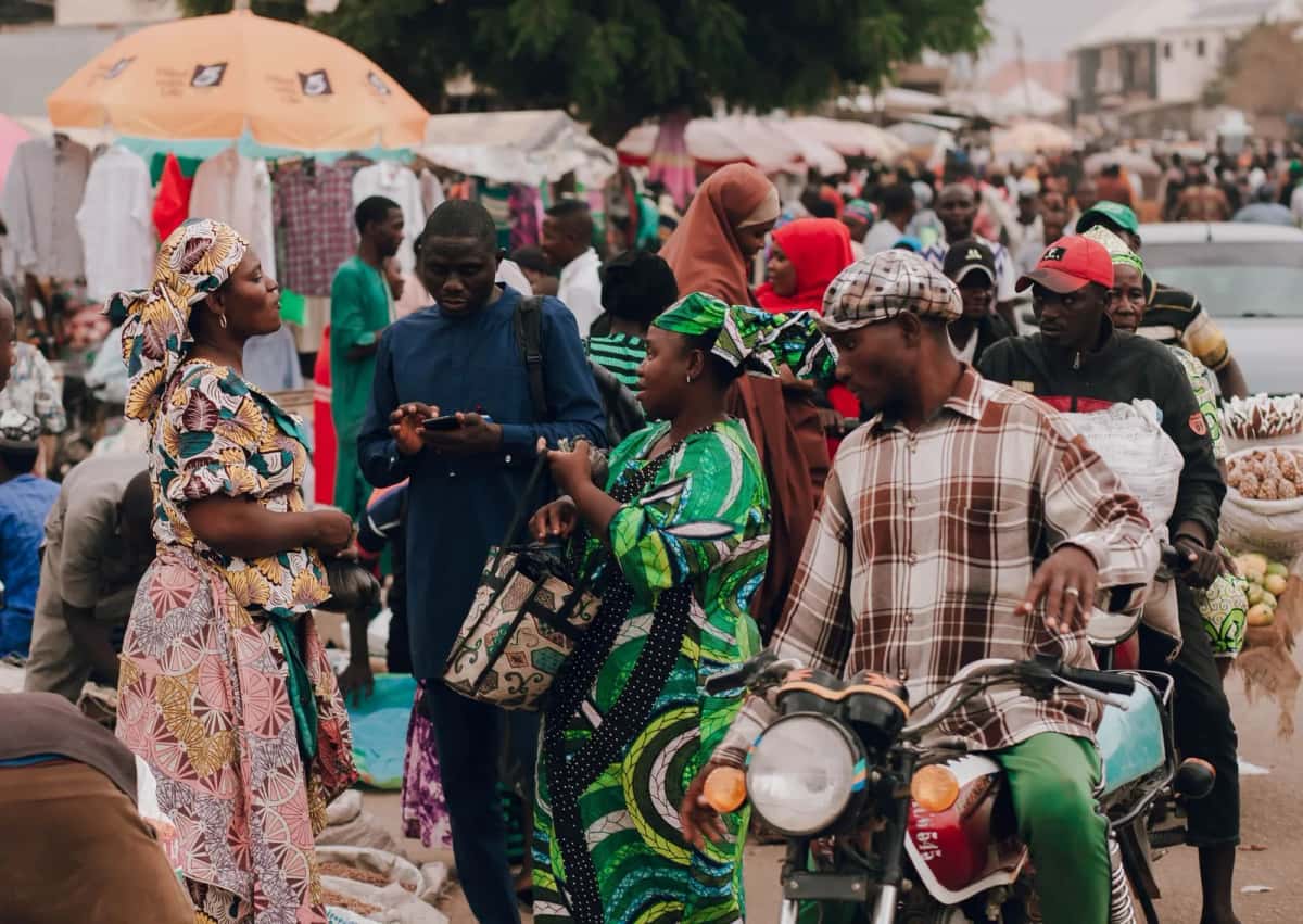 Foule dans les allées d'un marché au Sénégal