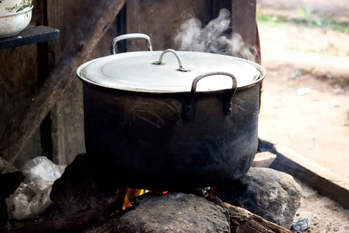 Marmite sur un feu de bois pour la cuisson lente du mafé