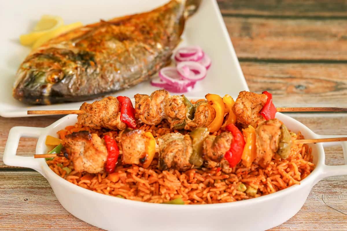 Poisson grillé et riz servis dans un plat, cuisine sénégalaise