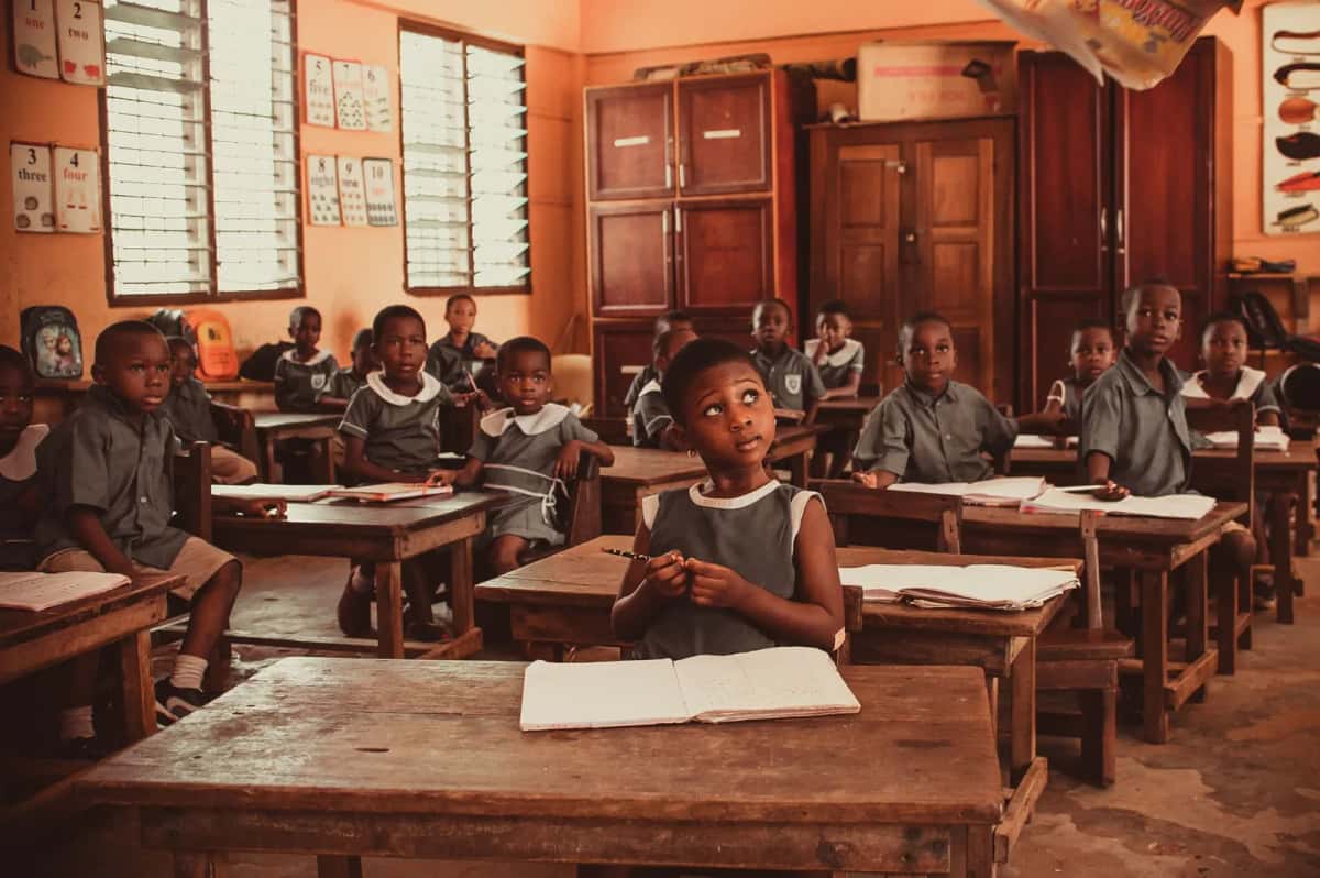 Élèves dans une salle de classe en Afrique de l'Ouest