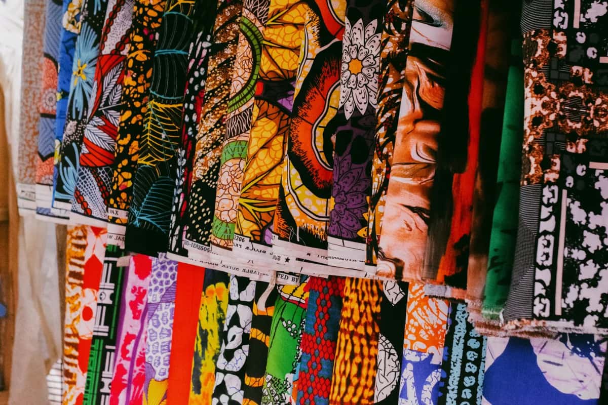 Tissus wax colorés suspendus sur un marché d'Afrique de l'Ouest