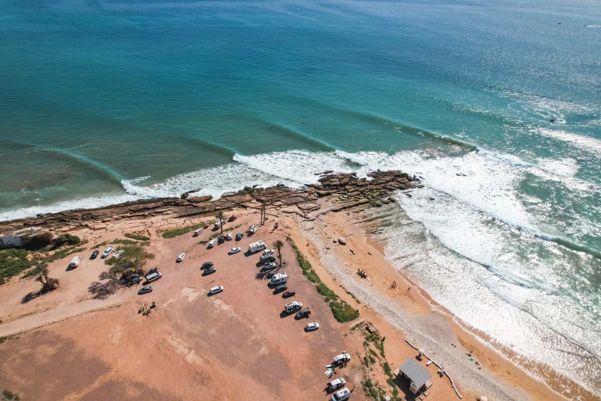 Vue aérienne d'une côte urbanisée au bord de l'Atlantique