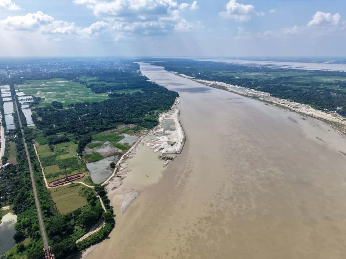 Vue aérienne d'un fleuve et de ses berges en Afrique de l'Ouest