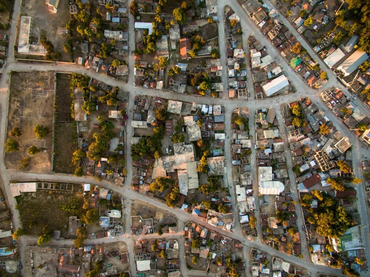 Vue aérienne d'un quartier d'une ville d'Afrique de l'Ouest