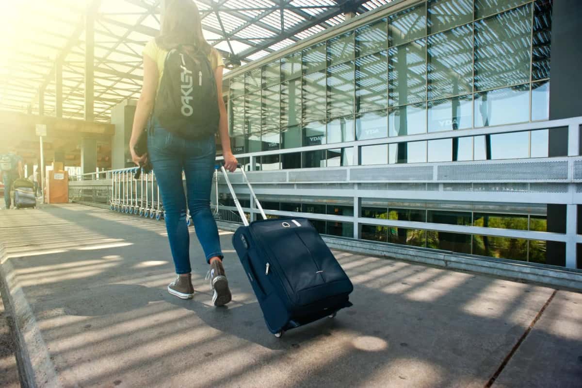 Voyageur préparant son départ pour le Sénégal avec documents d'assurance
