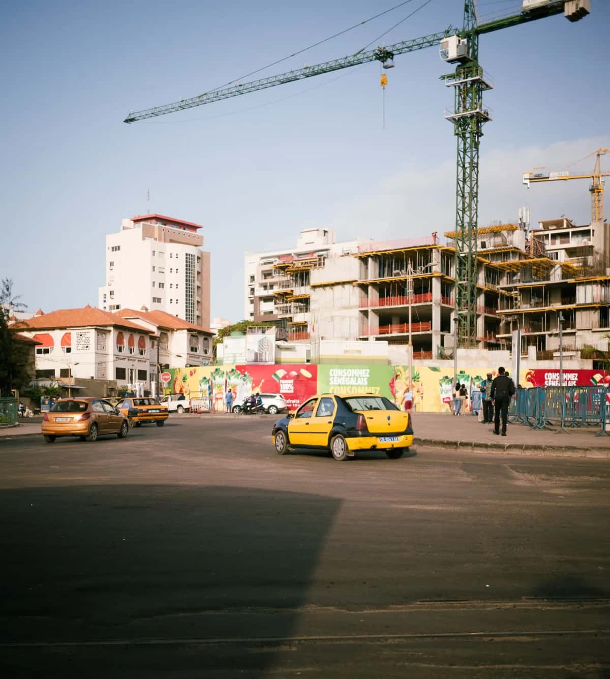 Paysage du Sénégal avec architecture colorée et palmiers