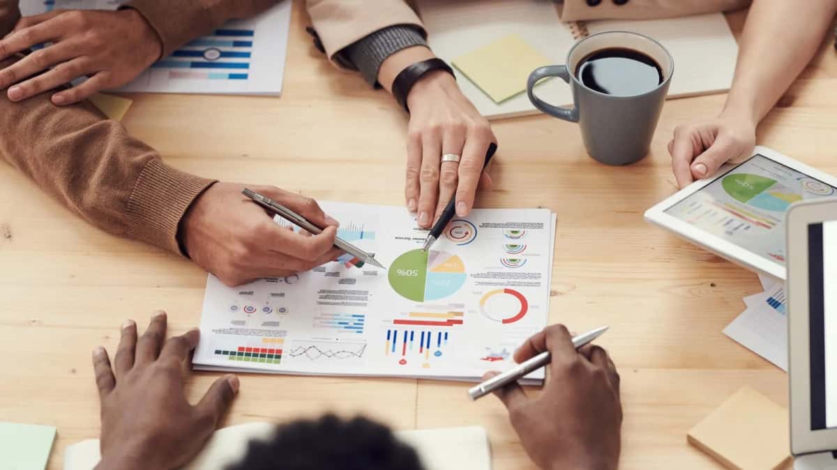 Réunion de travail autour de graphiques et d'un ordinateur