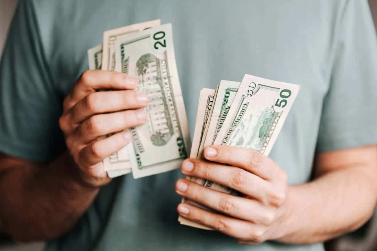 Billets de Francs CFA et téléphone mobile avec application bancaire