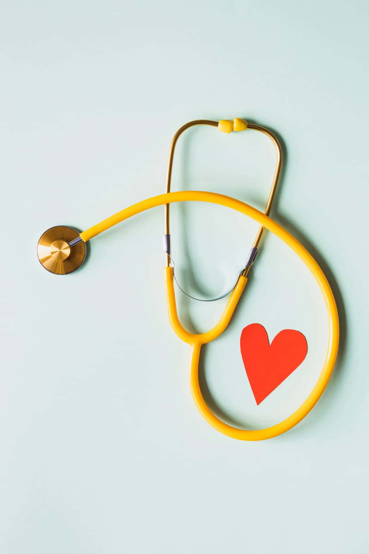 Stéthoscope posé sur un fond clair
