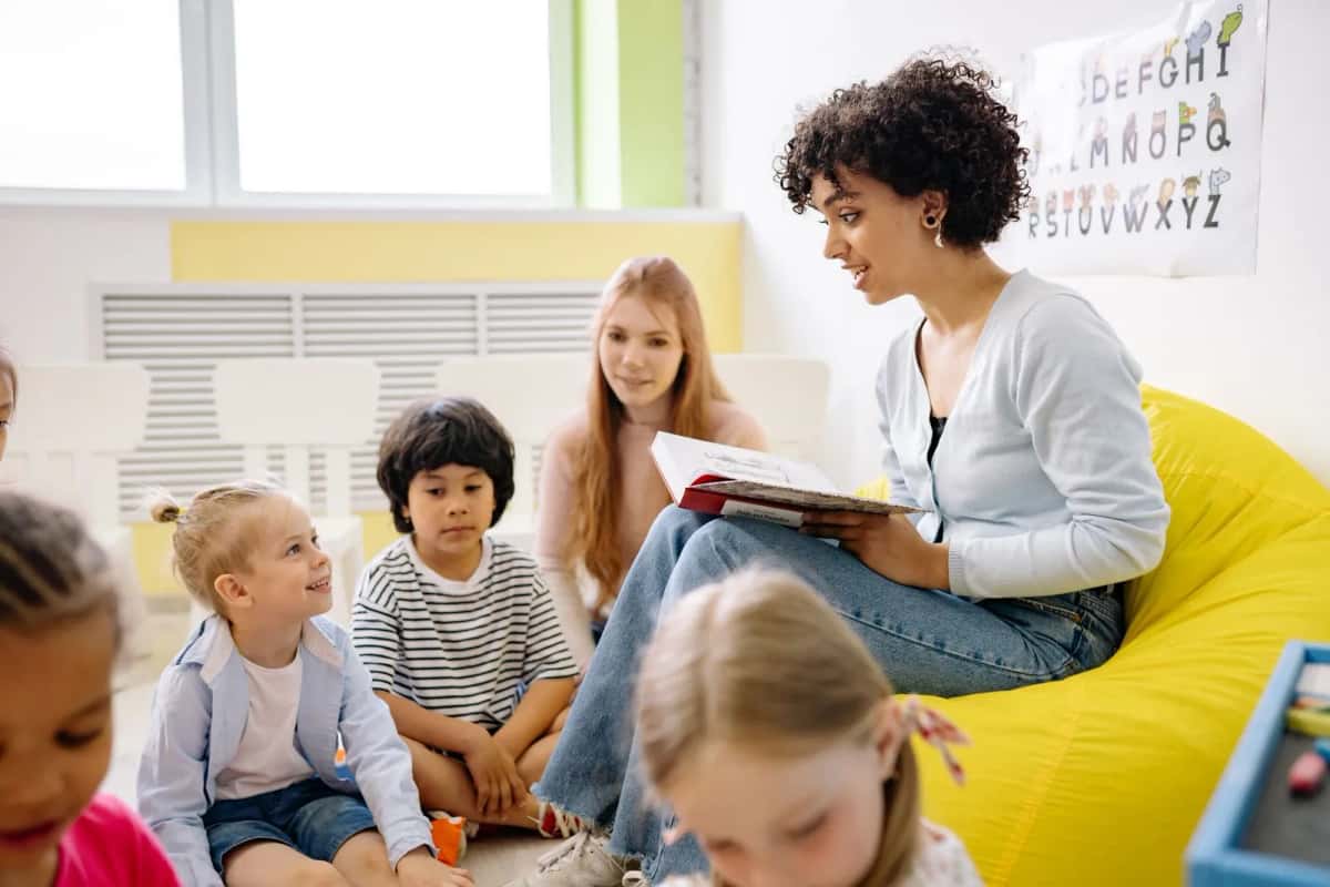 Enfants dans une cour d'école lumineuse et arborée