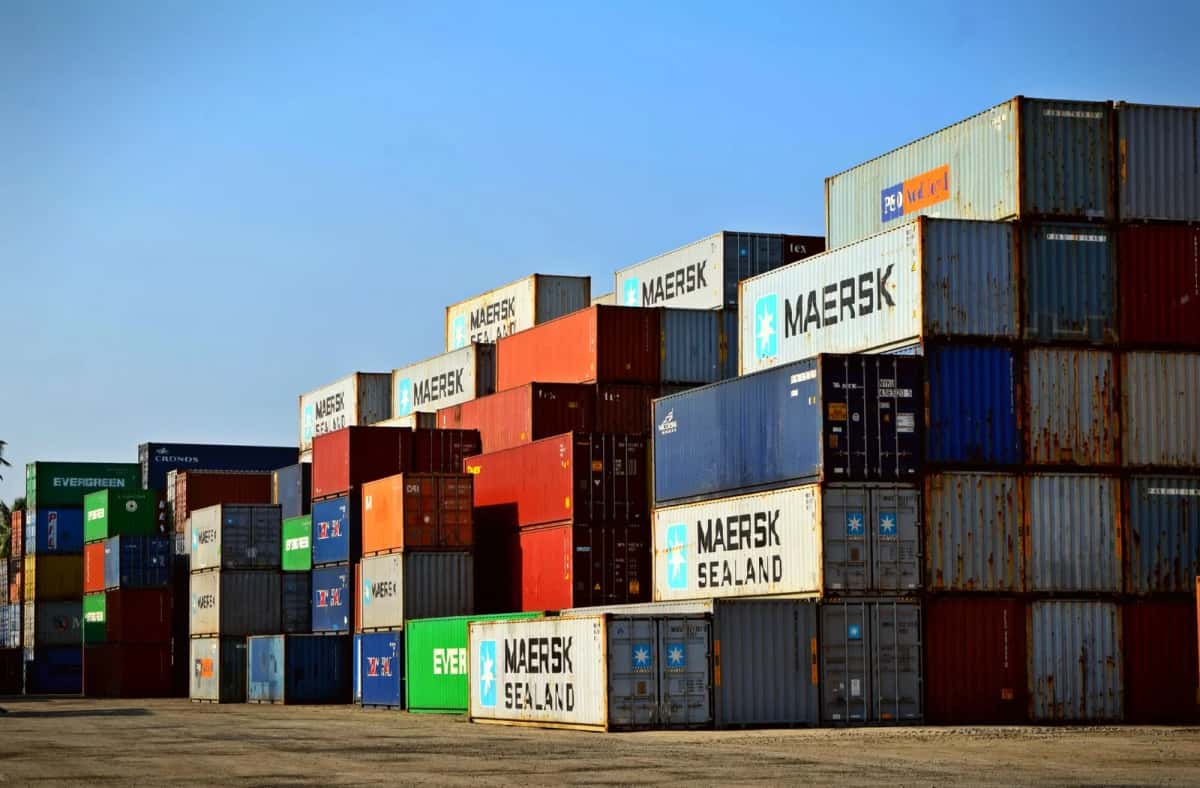 Conteneurs maritimes empilés sur un terminal portuaire