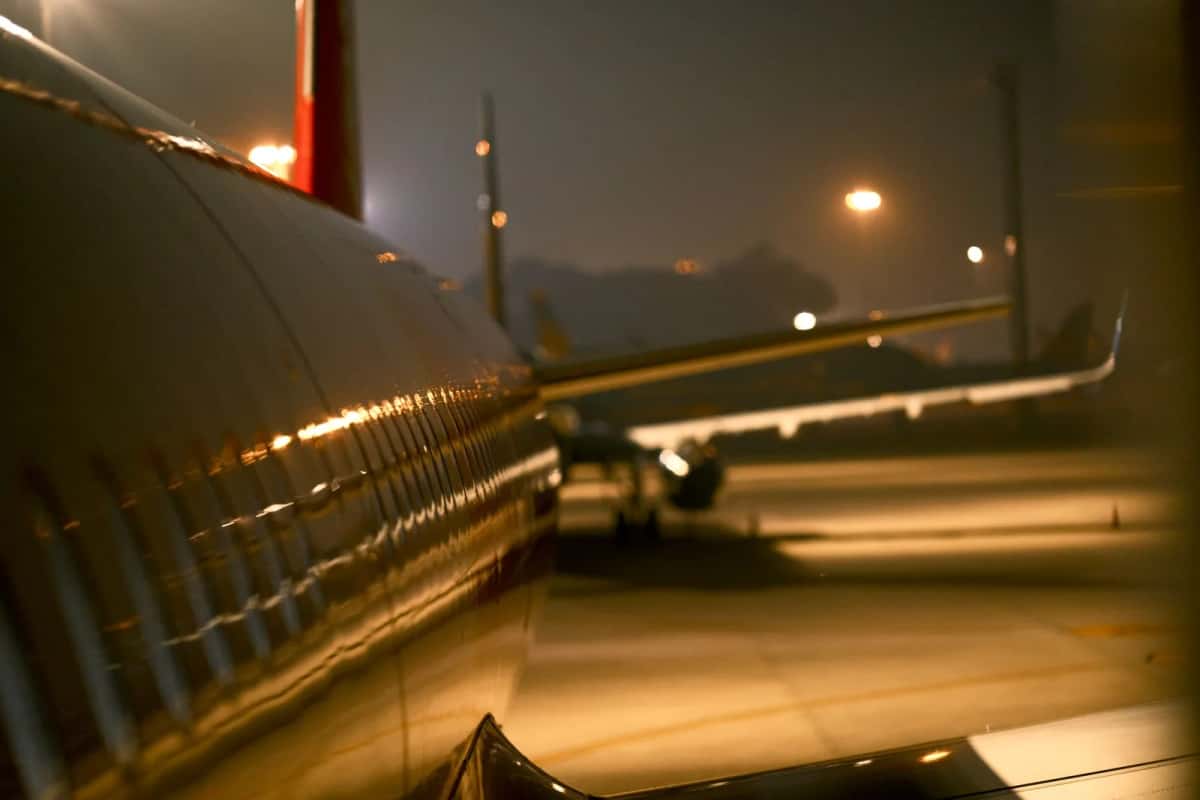Fuselage d'avion de ligne stationné de nuit sur un tarmac éclairé