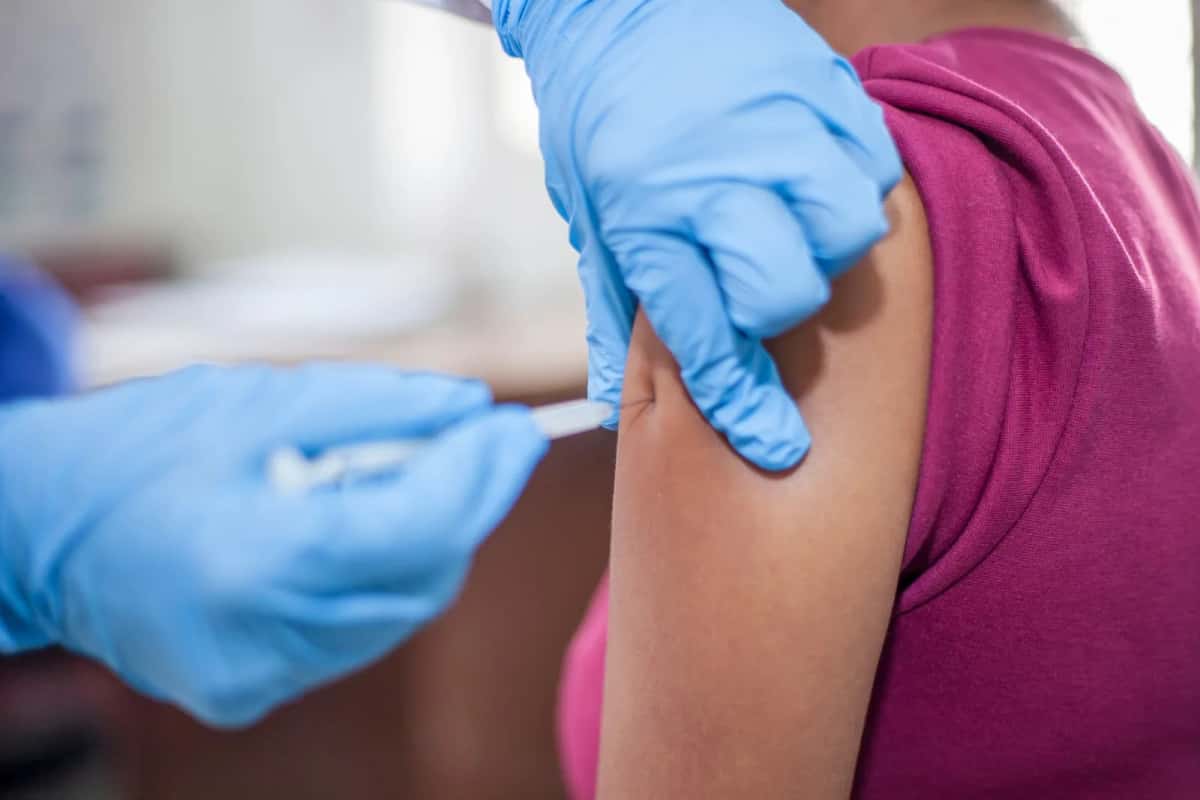 Professionnel de santé administrant un vaccin dans le bras d'un patient