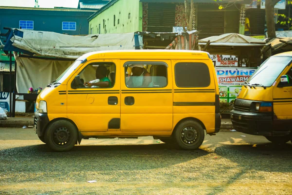 Minibus de transport collectif dans une rue