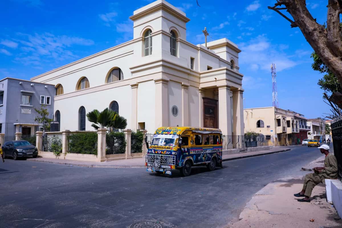 Car rapide dans une rue de Dakar au Sénégal