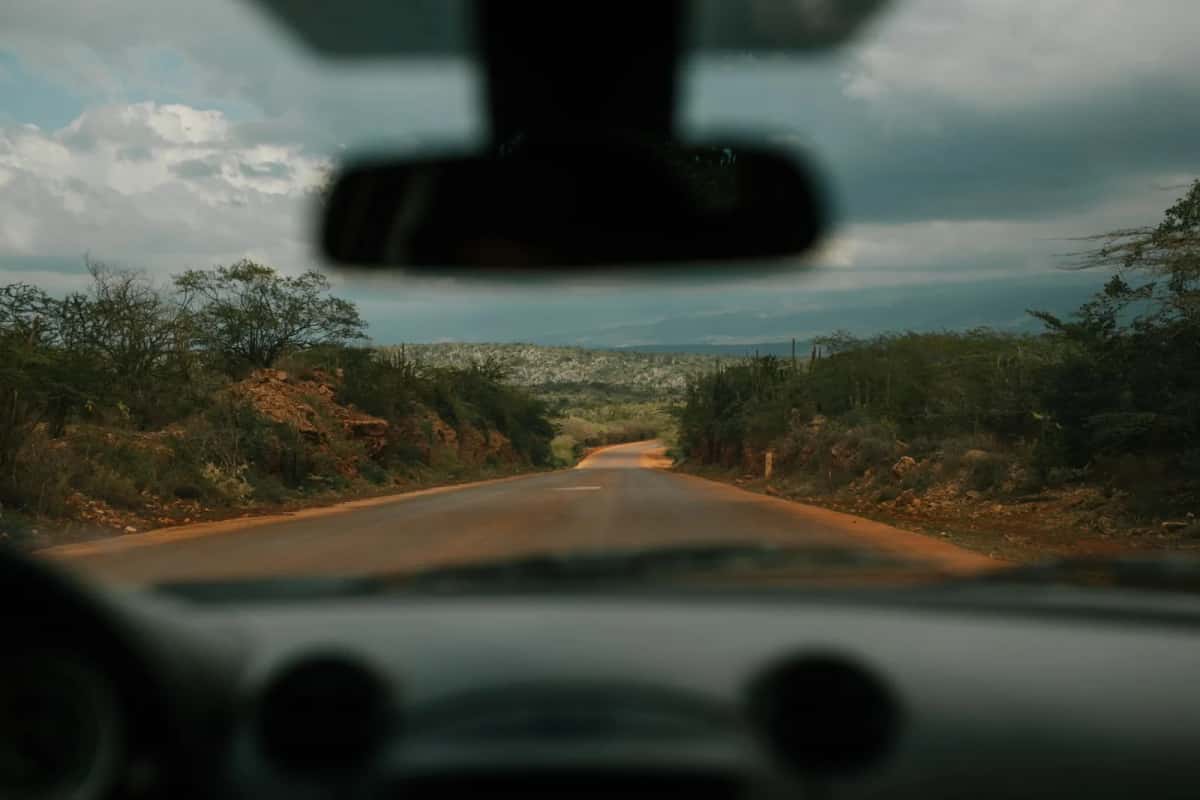 Vue depuis l'habitacle d'une voiture sur une route de campagne