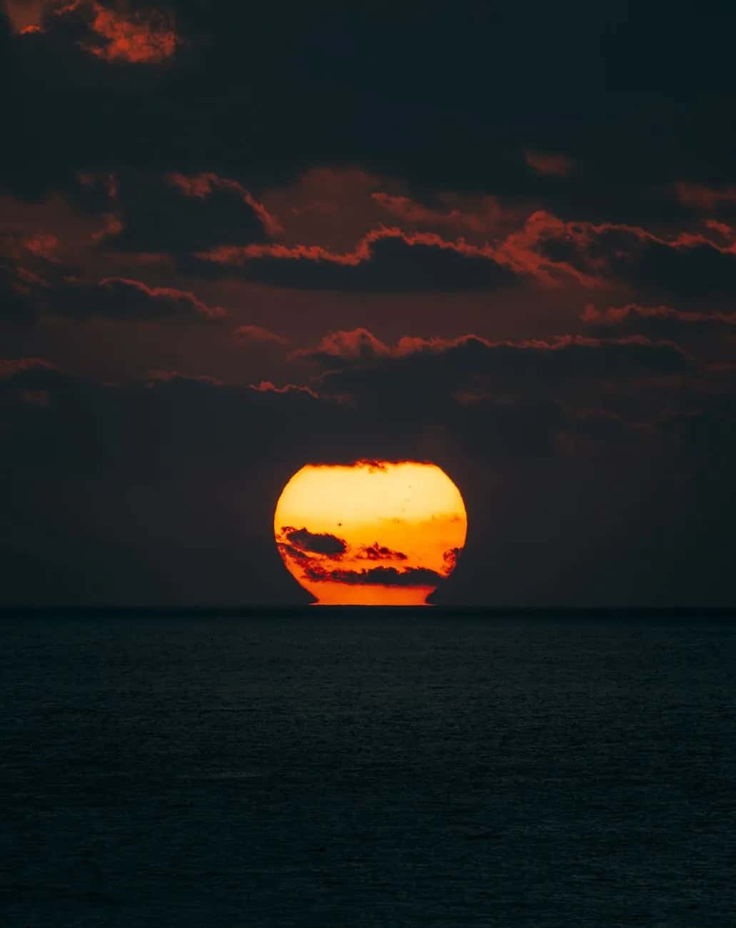 Coucher de soleil sur l'océan Atlantique depuis la côte sénégalaise