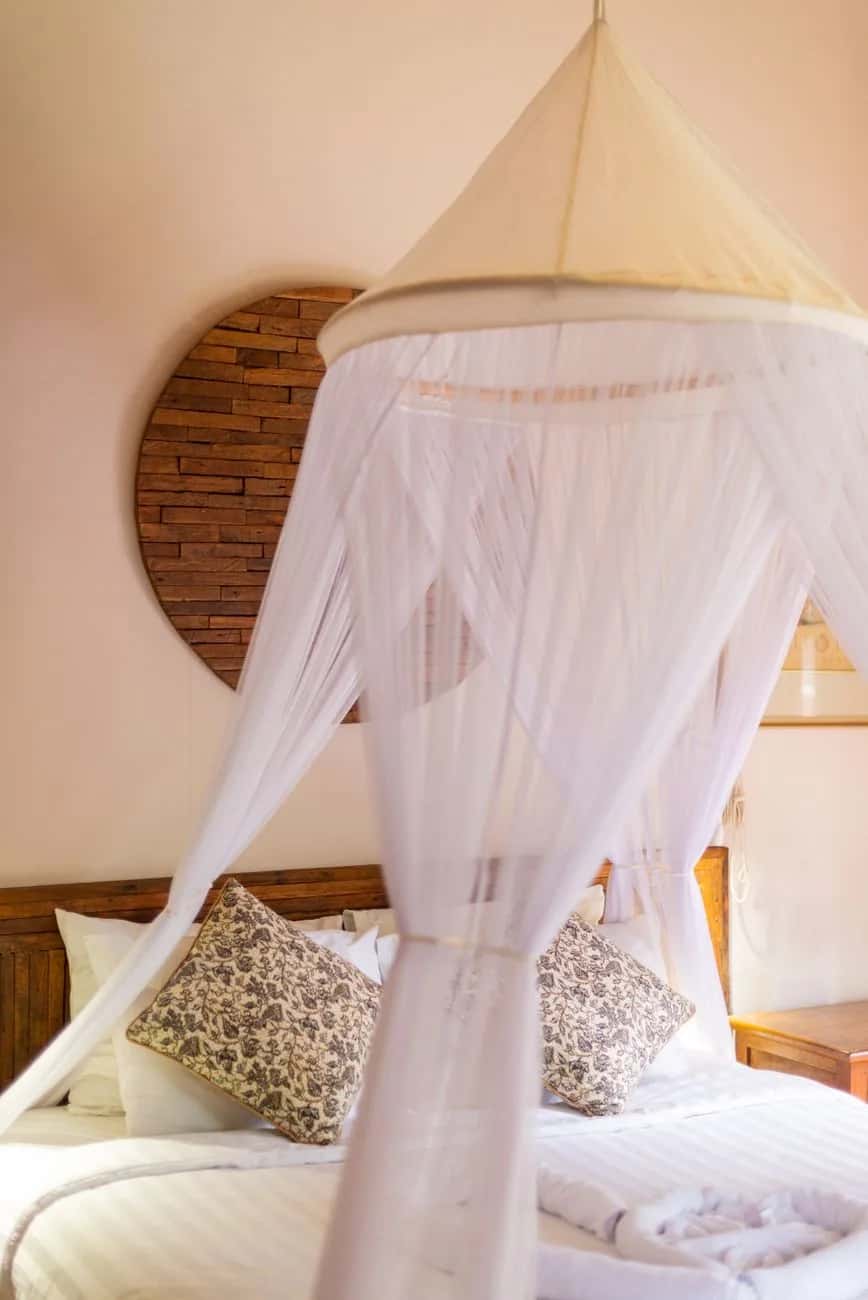 Moustiquaire imprégnée installée au-dessus d'un lit