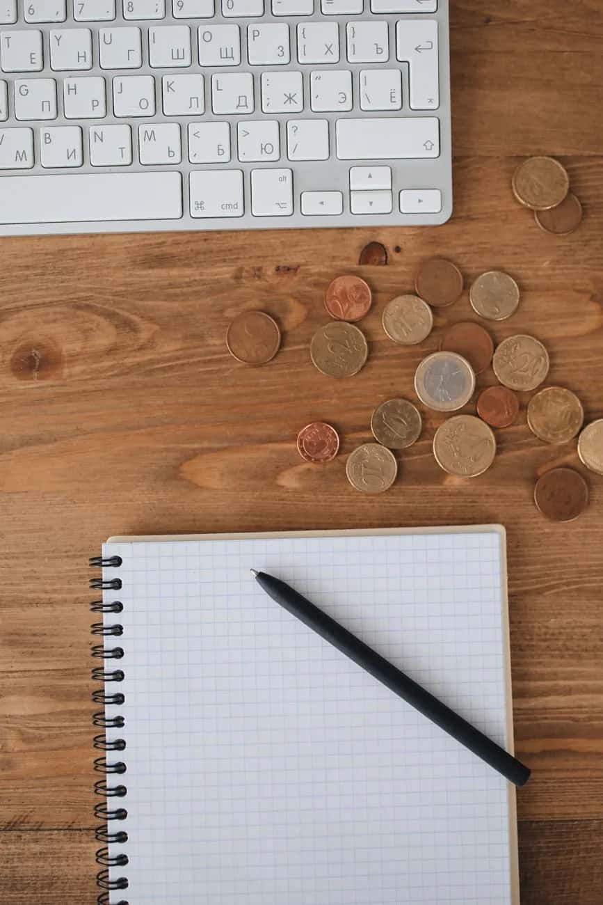Pièces de monnaie et carnet de comptes