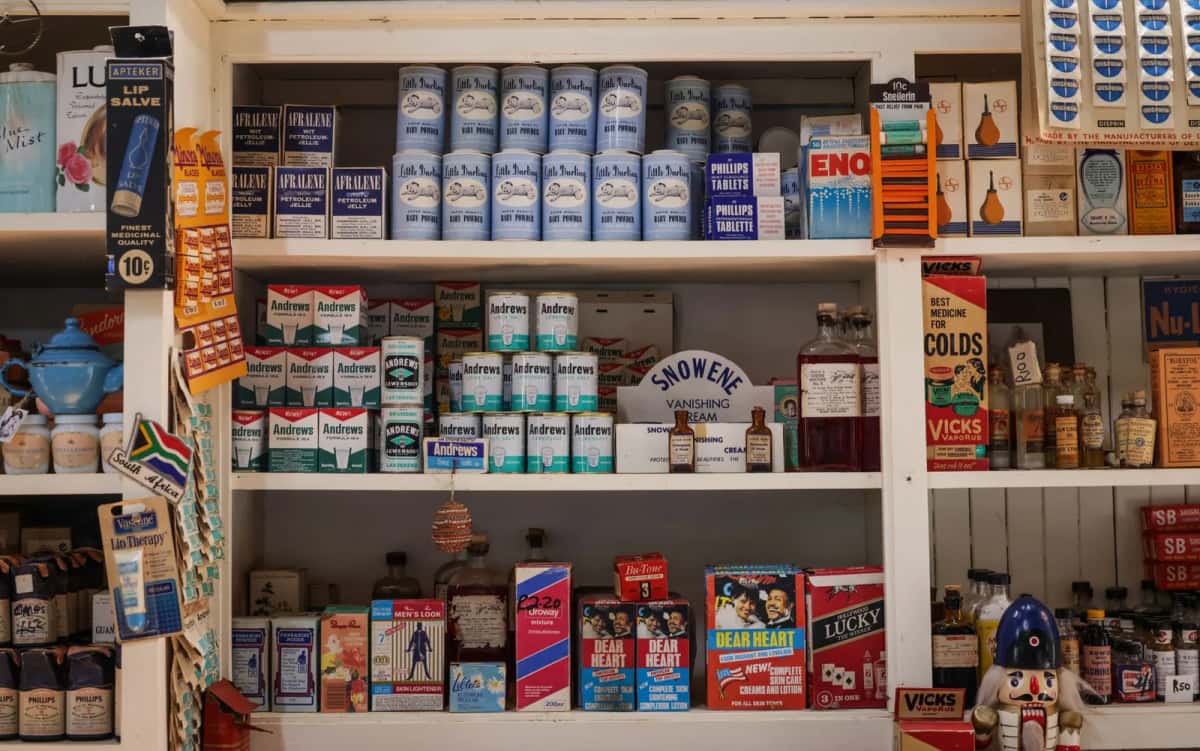 Rayons garnis dans une pharmacie