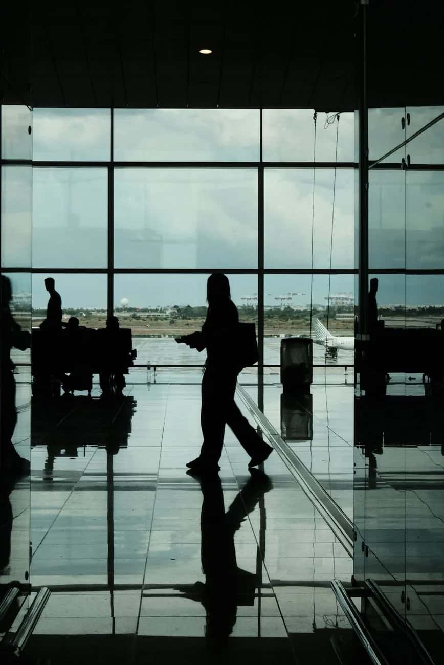 Voyageurs dans le hall d'un terminal aéroportuaire