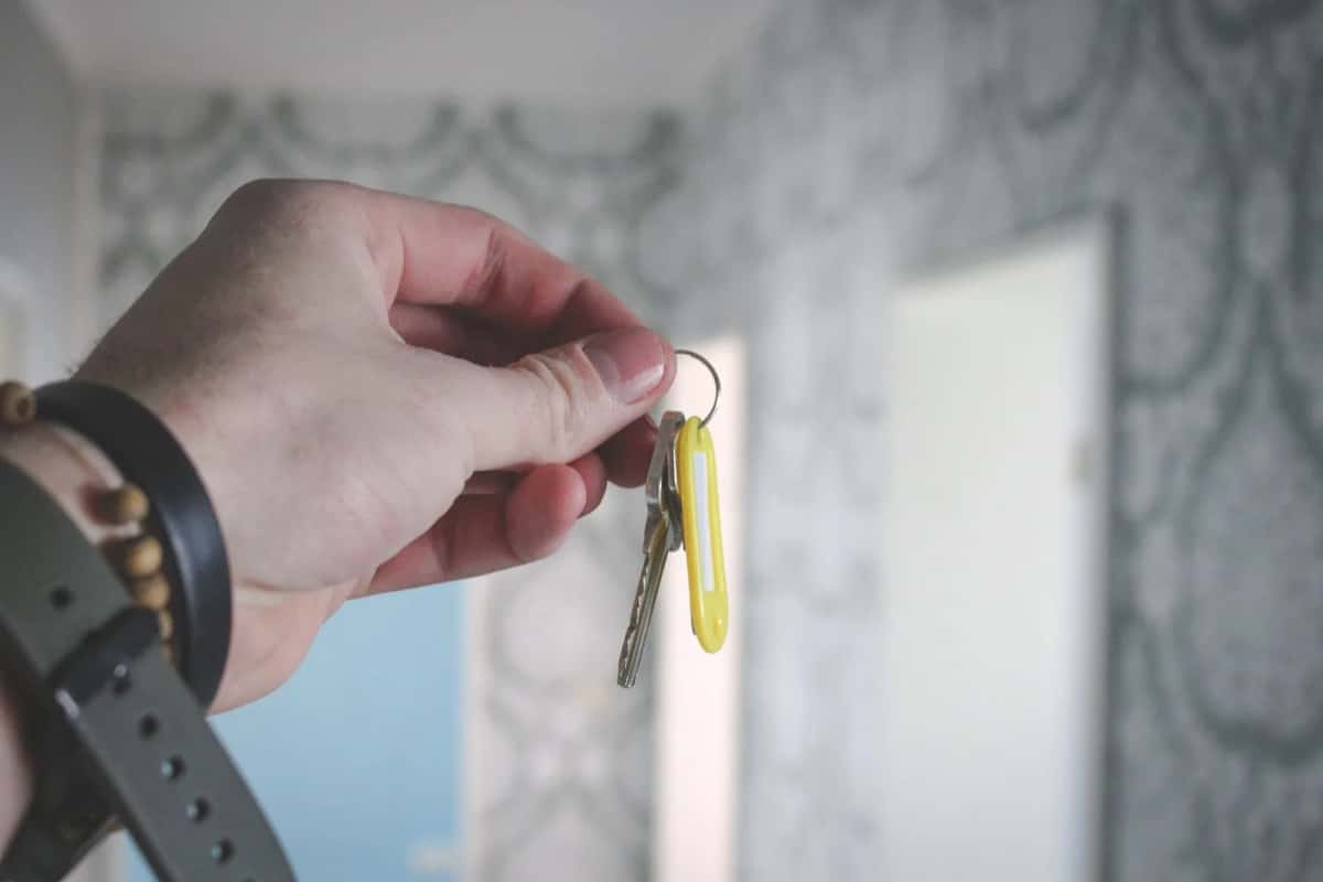 Clés de logement devant une porte d'entrée