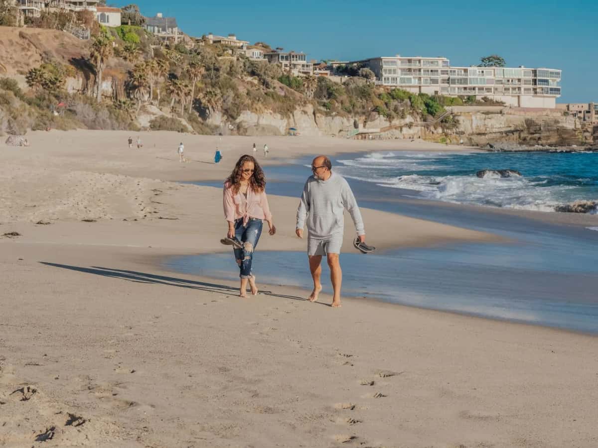 Couple de retraités marchant sur une plage