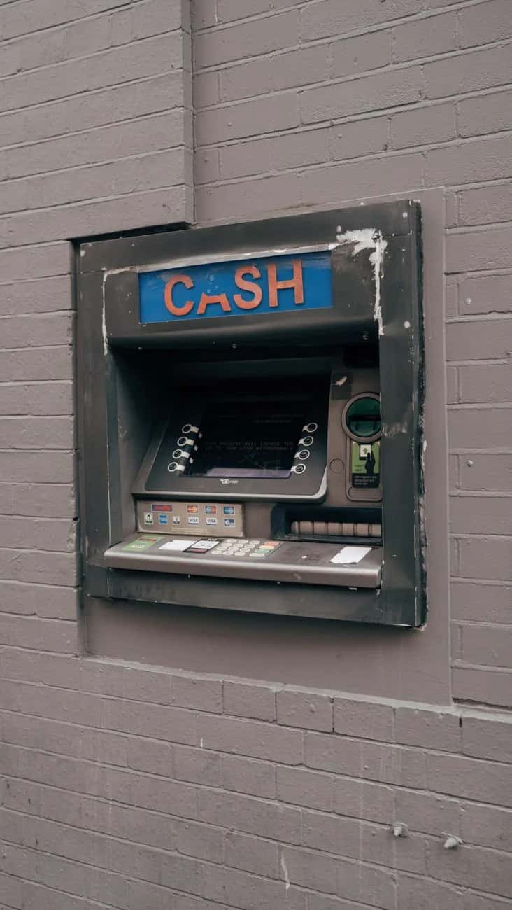 Distributeur automatique de billets encastré dans un mur