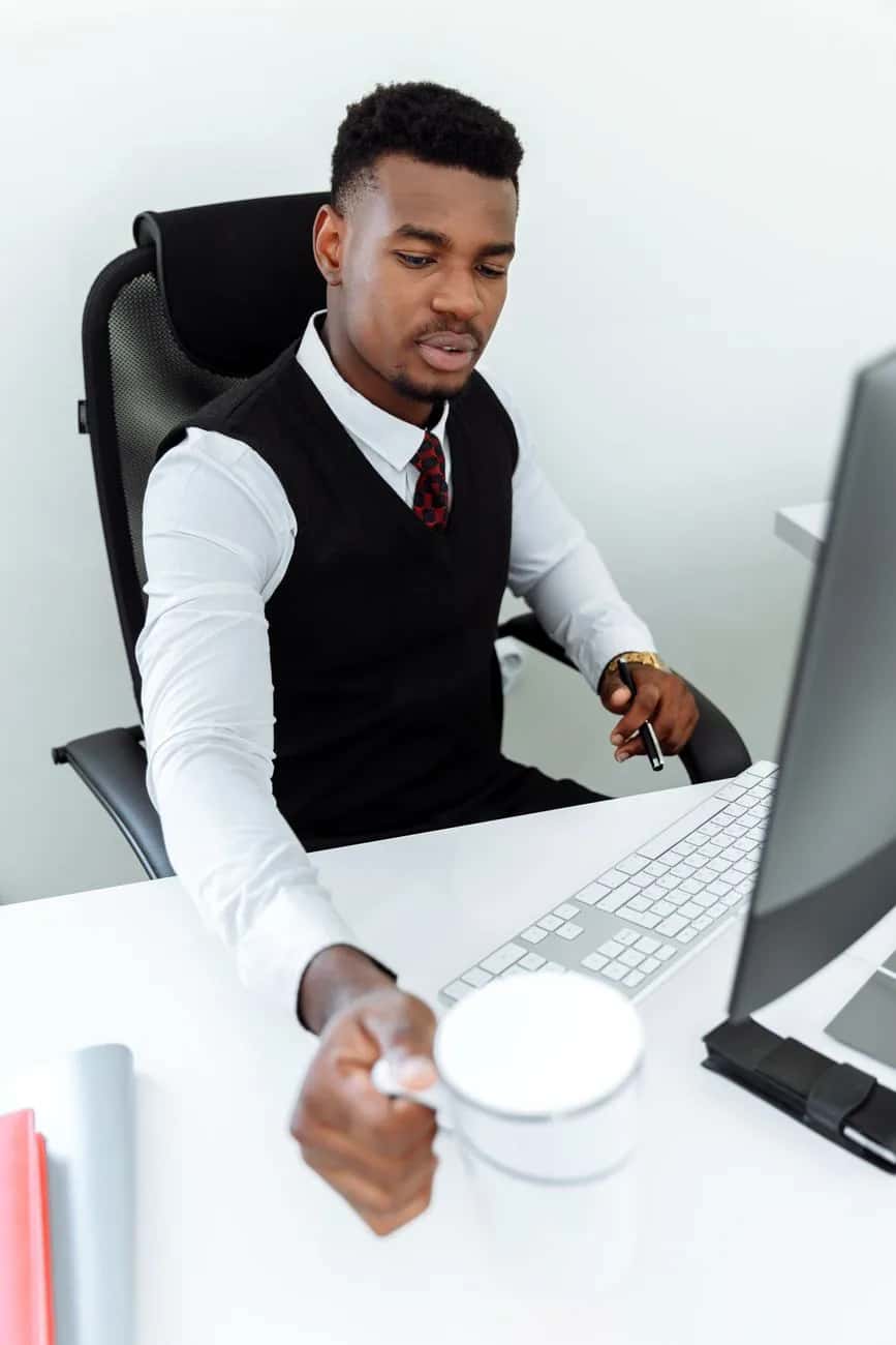 Employé de bureau travaillant devant un ordinateur