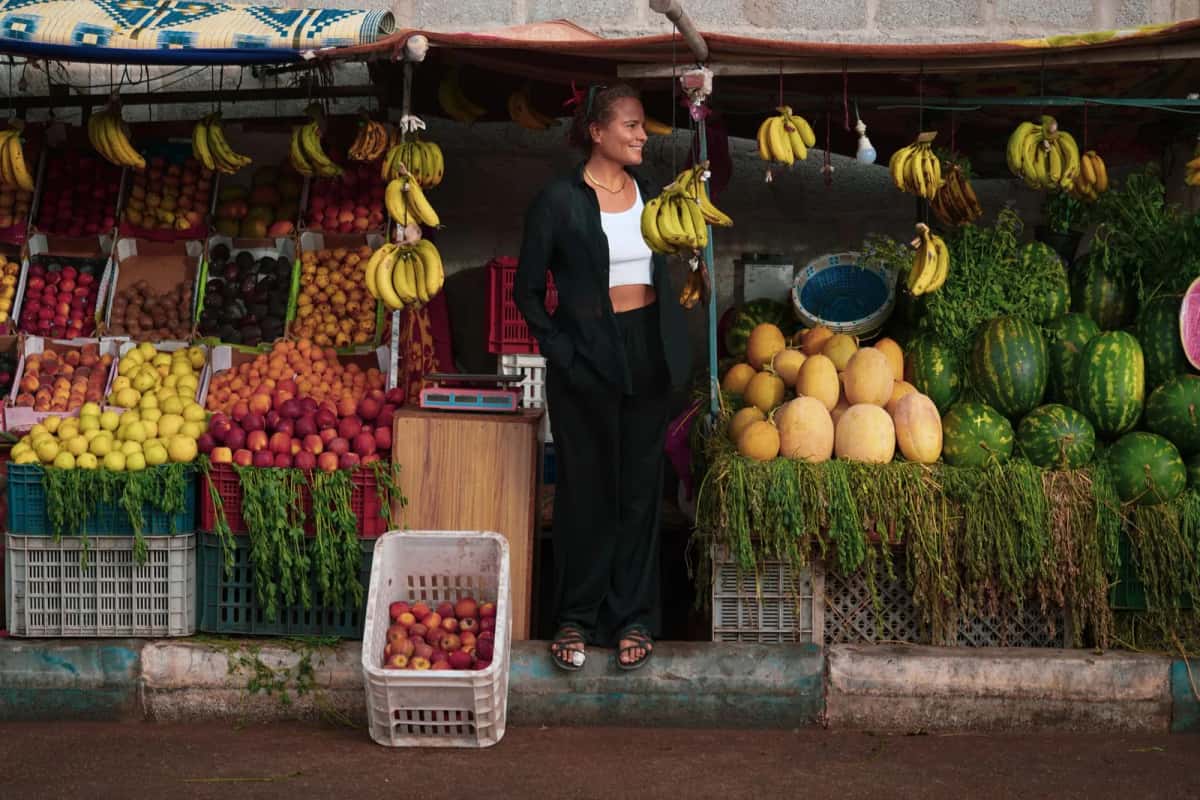 Étal de fruits et légumes sur un marché au Sénégal
