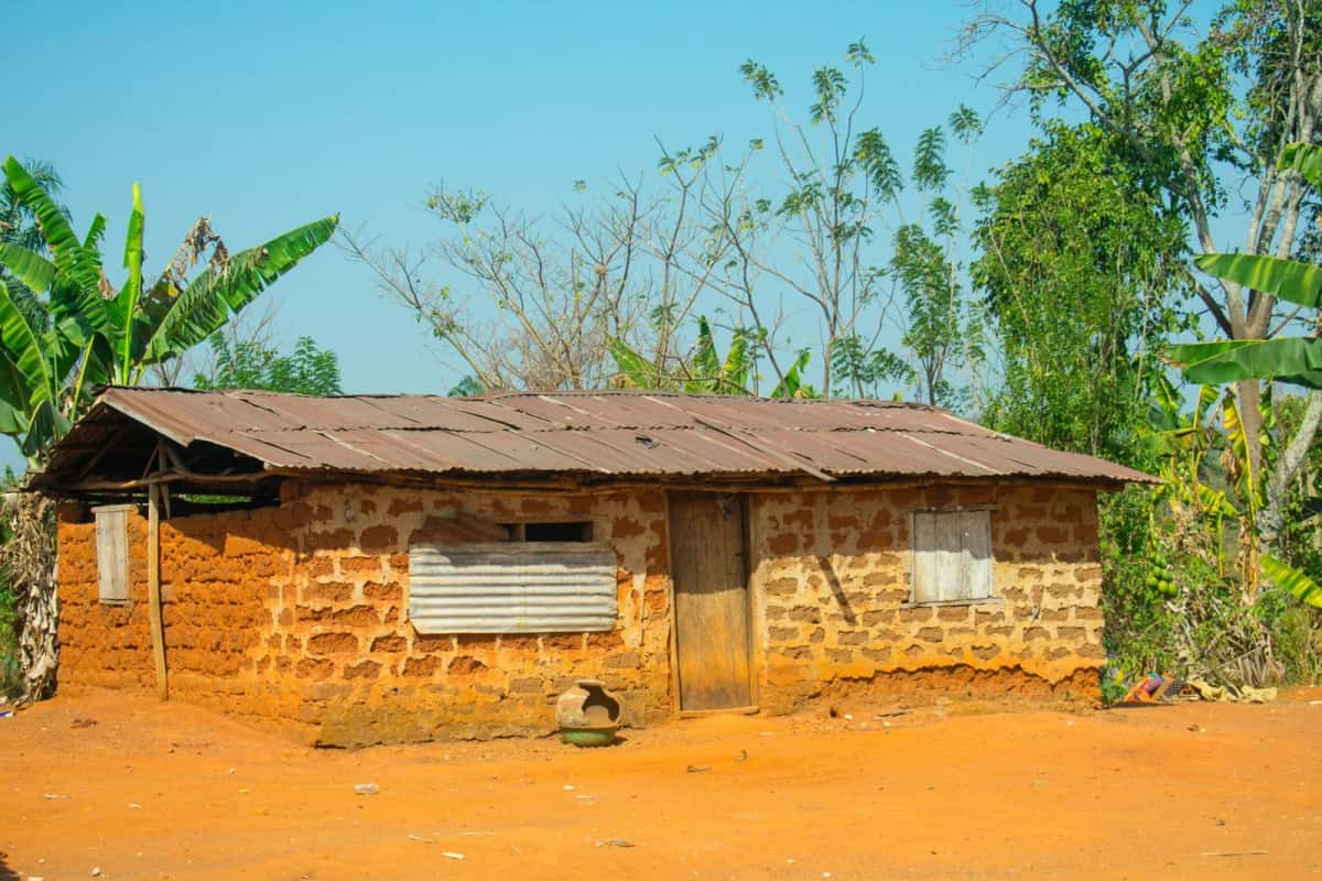 Maison en briques de latérite en Afrique de l'Ouest