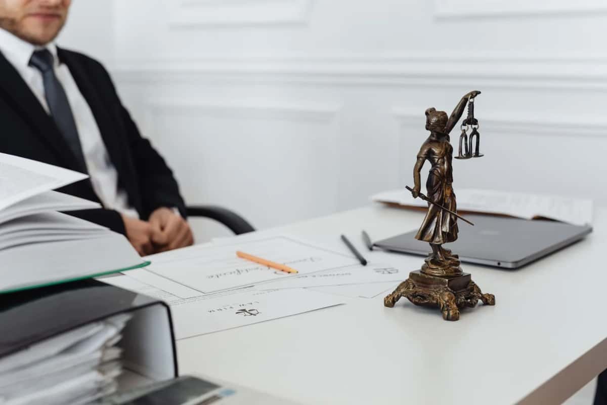 Bureau avec dossiers et statuette de la justice