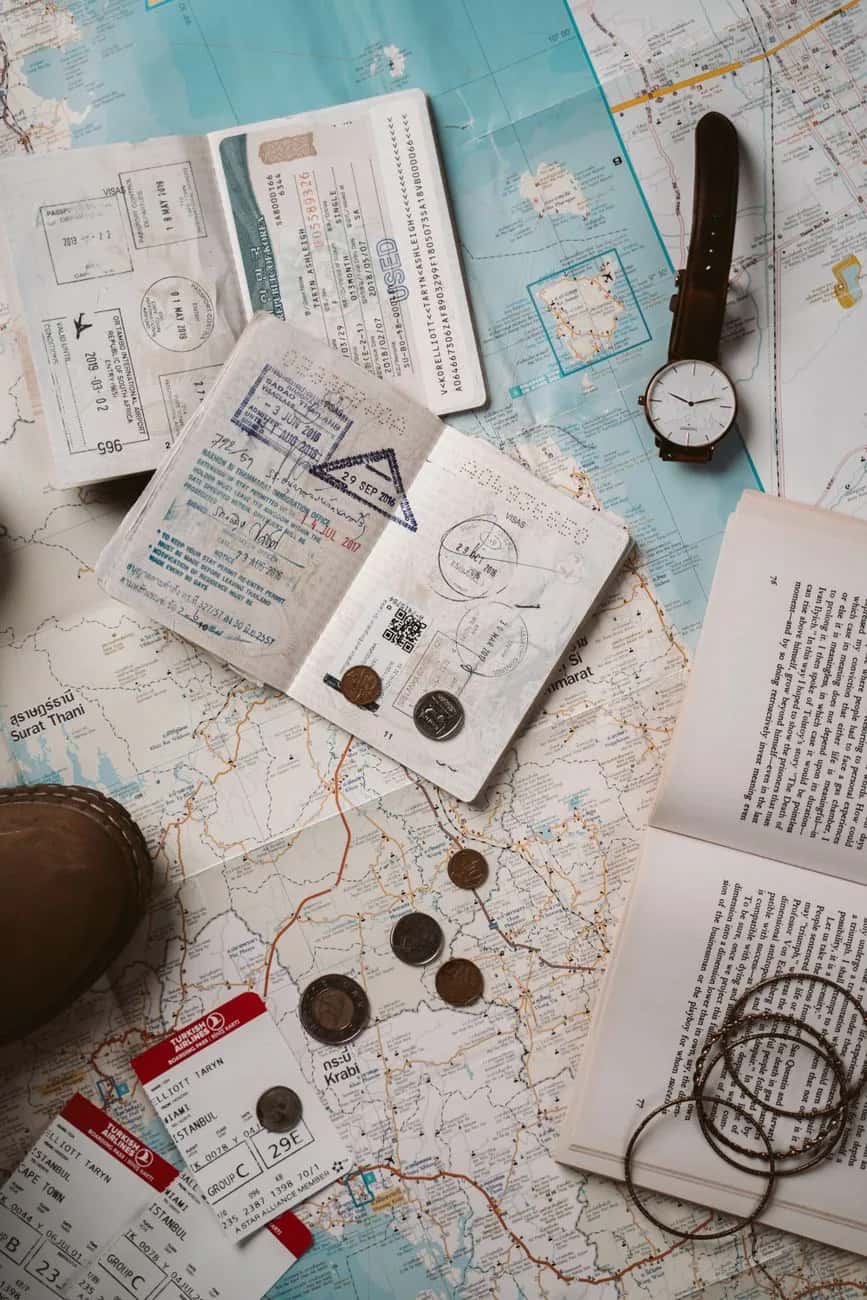 Documents de voyage et carnet posés sur une table