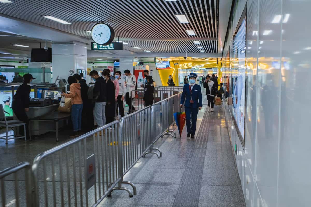 File d'attente au contrôle des frontières dans un aéroport