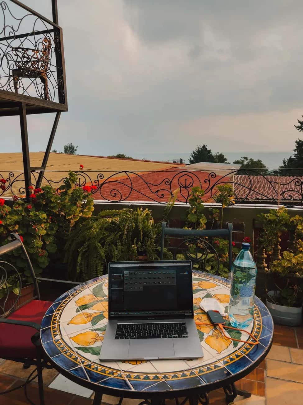 Ordinateur portable posé sur une table en terrasse