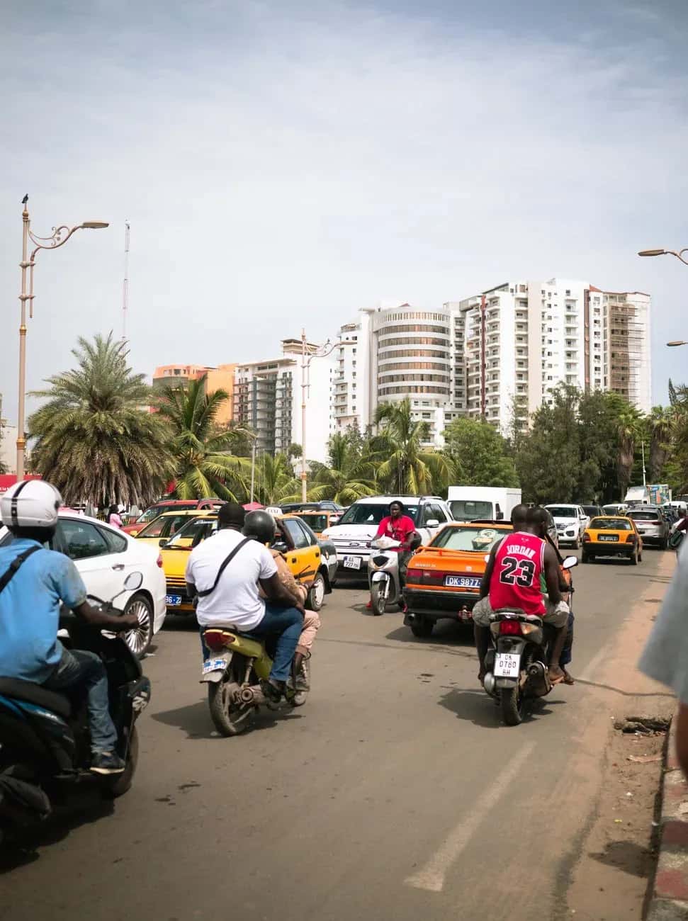Circulation dense sur une avenue de Dakar