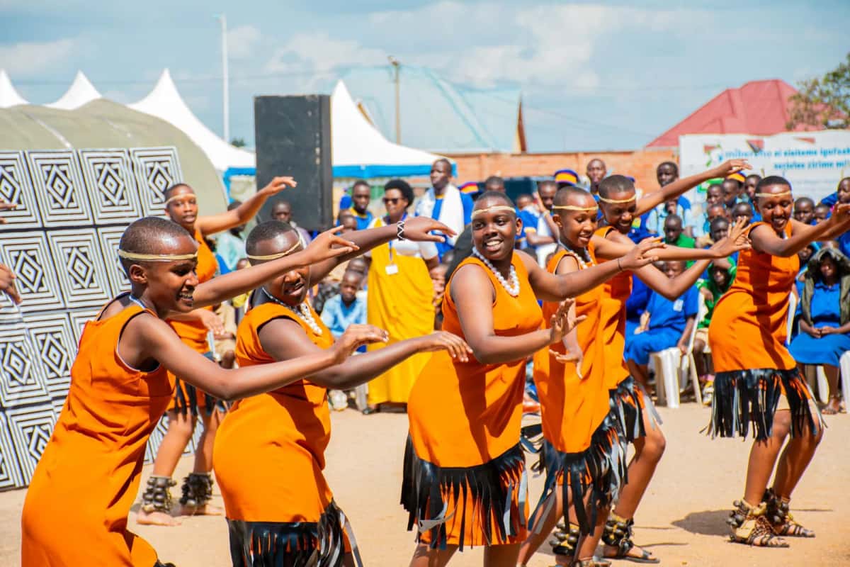 Danseurs en tenue de fête lors d'un rassemblement