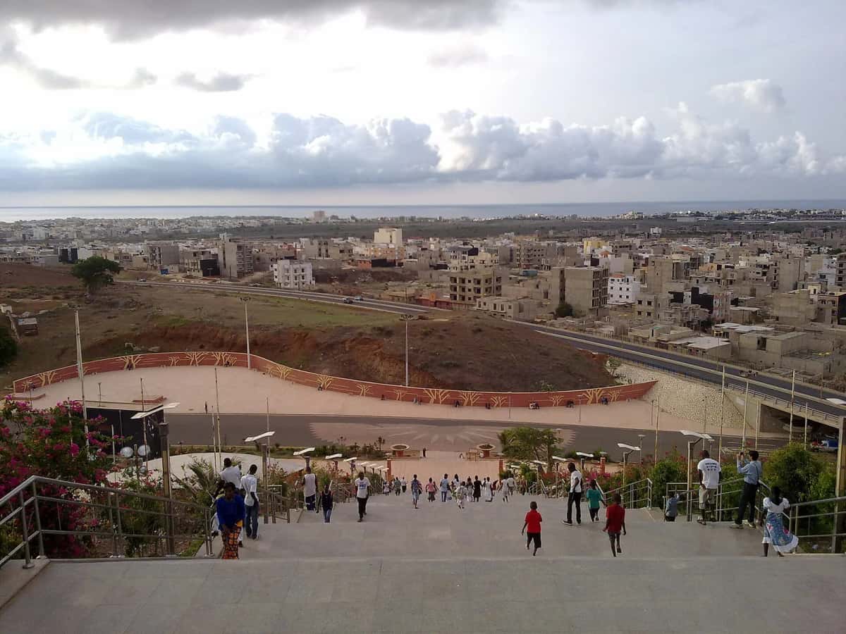 Grand escalier menant au Monument de la Renaissance africaine à Ouakam