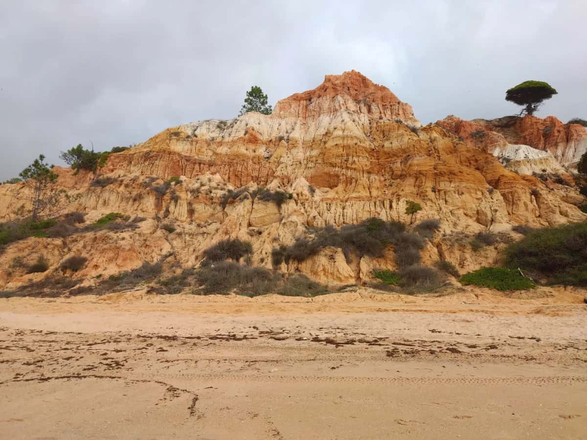 Falaises de latérite ocre au-dessus de la plage à Popenguine