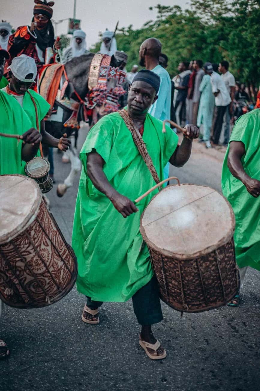 Joueurs de djembé en boubous lors d'une fête au Sénégal