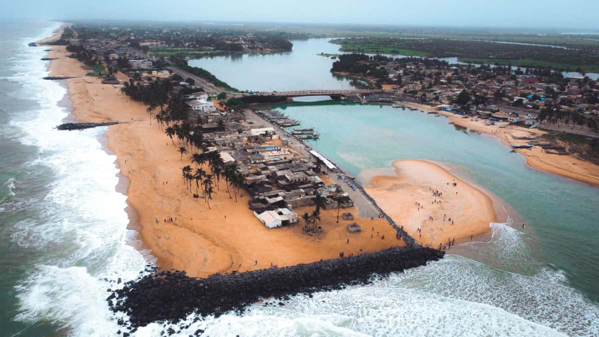 Cordon littoral séparant la lagune de l'océan sur la Petite Côte