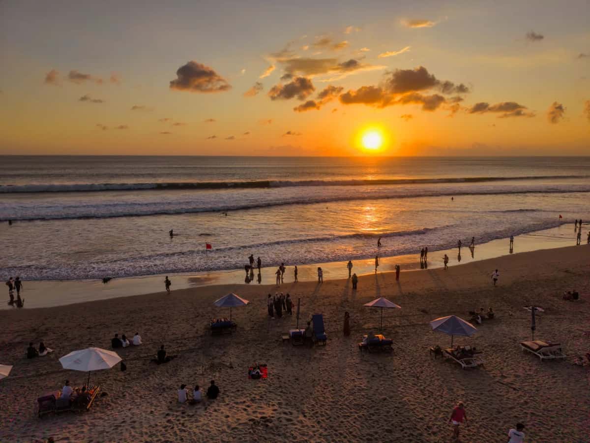 Parasols sur une plage au coucher du soleil