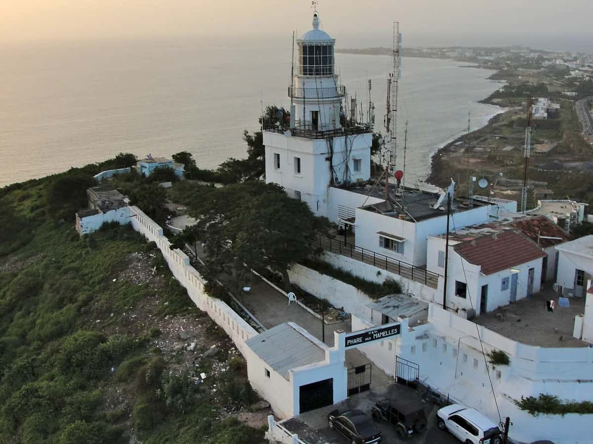 Le phare des Mamelles sur sa colline à Ouakam, Dakar