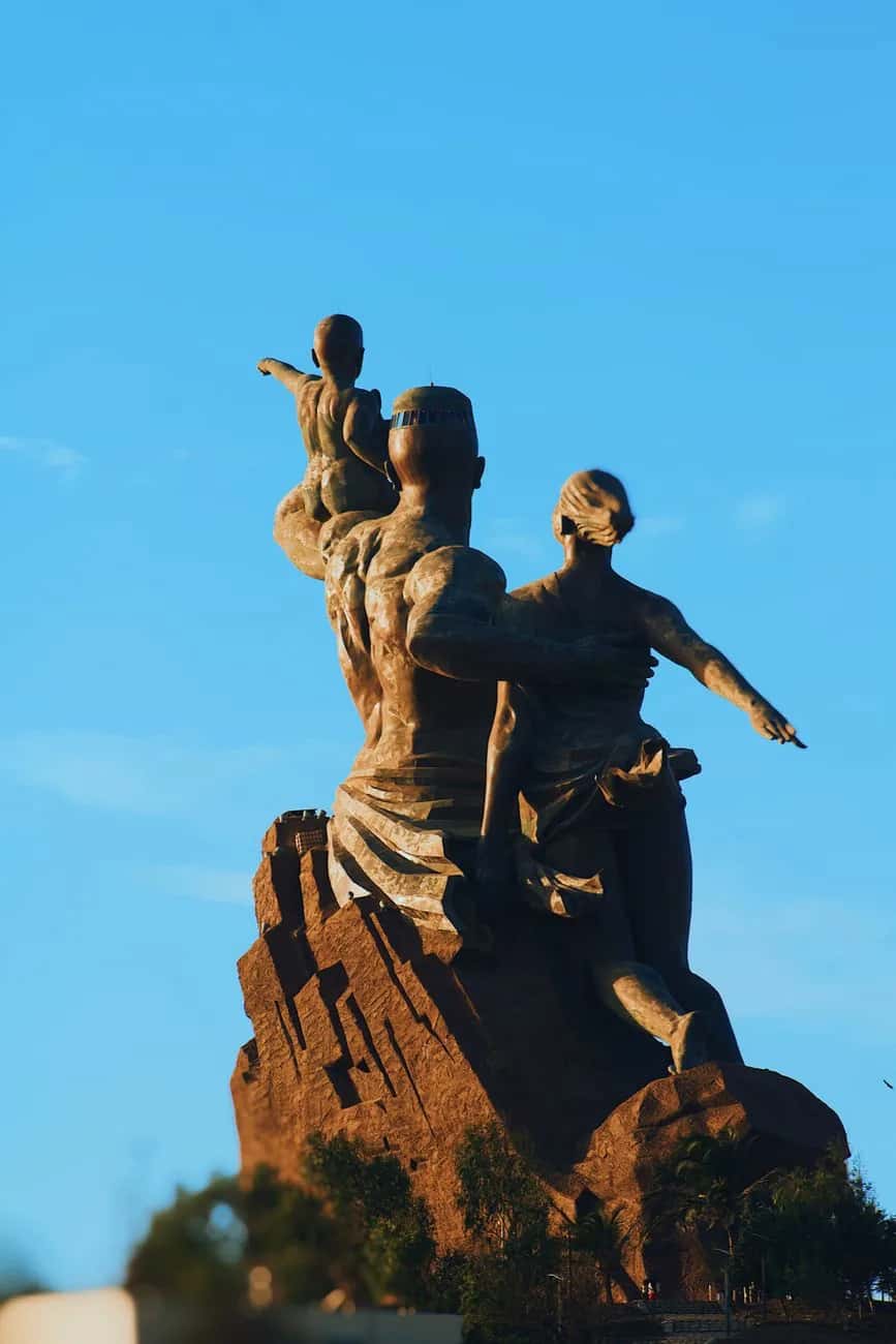 L'homme, la femme et l'enfant de la statue de la Renaissance africaine