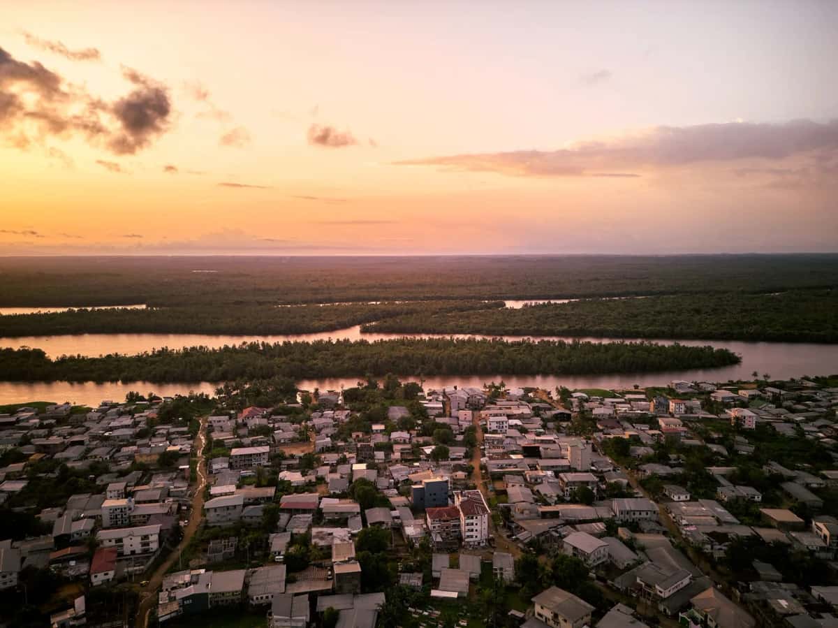 Vue aérienne d'une ville au bord du fleuve Casamance au coucher du soleil